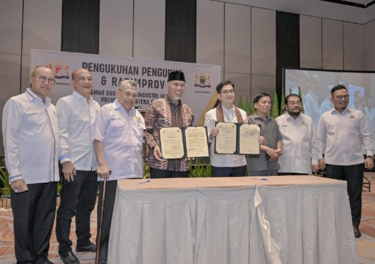 Gubernur Sumbar Mahyeldi bersama Kadin Pusat setelah pengukuhan Kadin Sumbar, Rabu (12/7). (Dok : Istimewa)