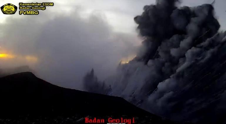 Suasana erupsi di Gunung Merapi terpantau dari Pos Pemgamatan Gunungapi Marapi, Sabtu pagi (7/1). (Dok : Istimewa)