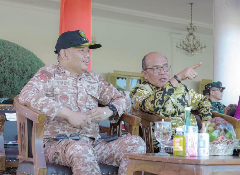 Ketua DPRD Sumbar, Supardi bersama Wakil Rektor IPDN Bidang Kemahasiswaan, Yudi Rusfiana di saat penutupan Latsitardanus di Sumbar, Minggu (11/6). (Dok : Istimewa)