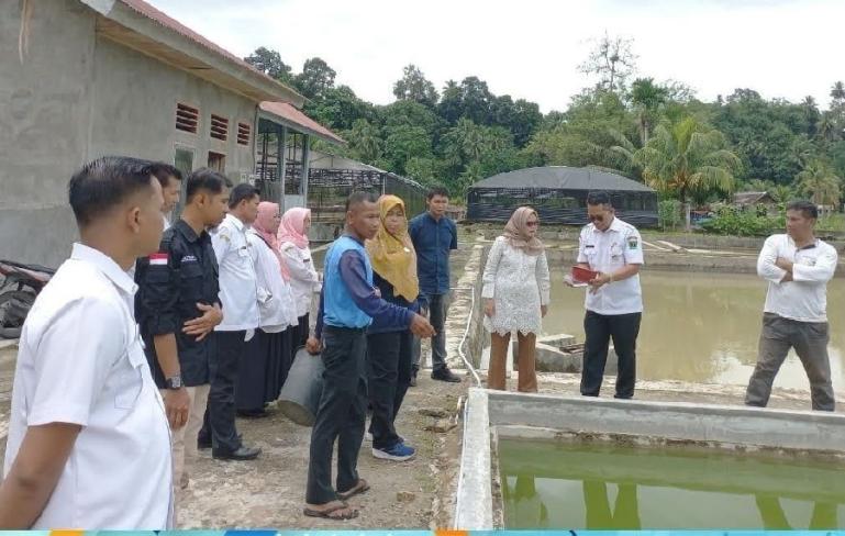 Kadis Kelautan dan Perikanan Sumbar Dr Ir Reti Wafda MTp bersama pejabat eselon III melakukan survei calon indukan ikan garing. (Dok : Istimewa)