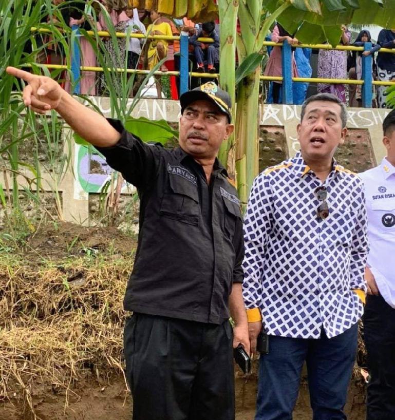 Ketua DPRD Dharmasraya Pariyanto bersama Direktur Perfilman Musik dan Media, Ditjen Kebudayaan, Ahmad Mahendra saat pembukaan acara ekspedisi Sungai Batang Hari, Jumat sore (12/7). (Foto: Anto)