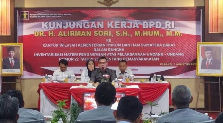 Anggota DPD RI, Alirman Sori sedang melakukan rapat kerja Kanwil Kemenkum HAM Sumbar, di Padang, Senin siang (7/8). (Dok : Istimewa)