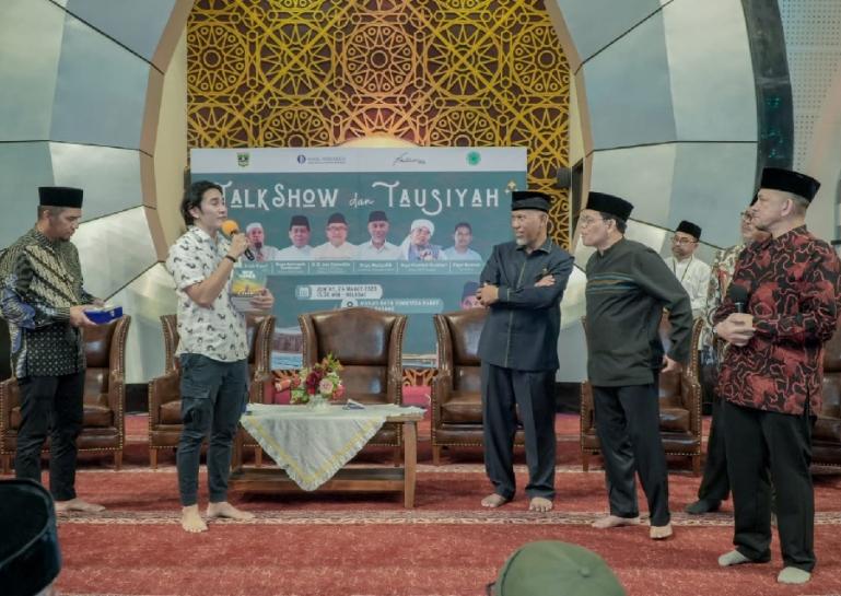 Aktor pemeran Buya Hamka, Vino G Bastian berikan paparan kepada Gubernur Mahyeldi tentang film Buya Hamka yang dibintanginya, Jumat (24/3). (Dok : Istimewa)