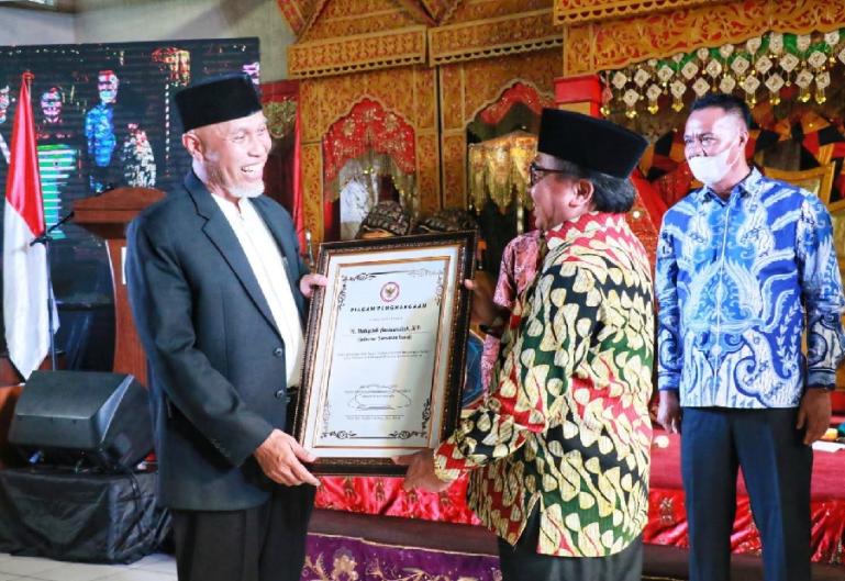 Gubernur Sumbar Mahyeldi, menerima penghargaan Pembinaan Ideologi Pancasila dari Badan Pembinaan Ideologi Pancasila (BPIP), di Istana Bung Hatta, Bukittinggi, Jumat (19/8). (Dok : Istimewa)