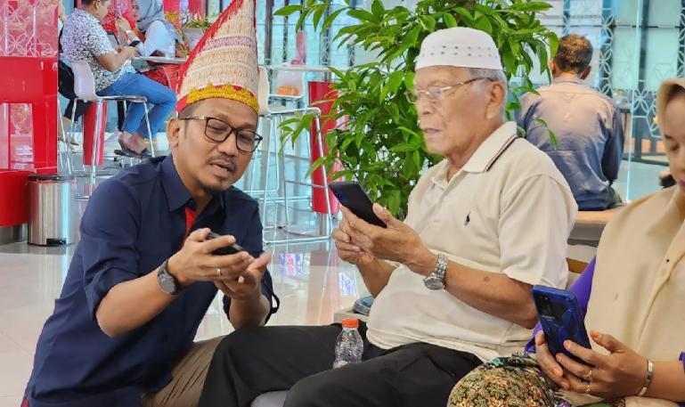 VP Consumer Sales Area Sumatera Telkomsel Mulya Budiman menyapa dan melayani langsung para Pelanggan yang ada di GraPARI Graha Merah Putih Medan, Senin (4/9). (Dok : Istimewa)