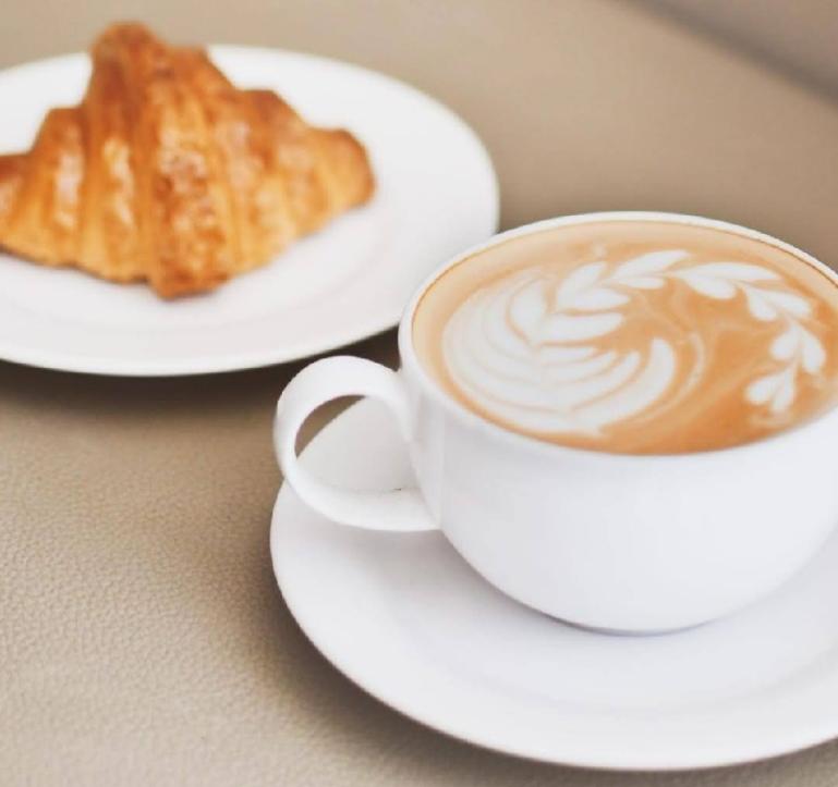 Perpaduan cappucino dan croissant di Mercure Padang. (Dok : Istimewa)