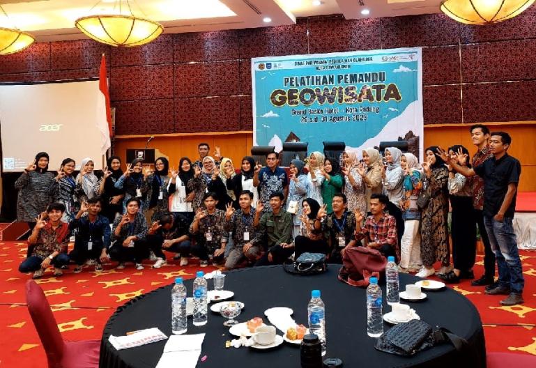 Praktisi Pariwisata Sumbar Joni Mardianto SS MPar bersama peserta Pelatihan Pemandu Geowisata, di Hotel Grand Basko, Selasa (29/8). (Dok : Istimewa)