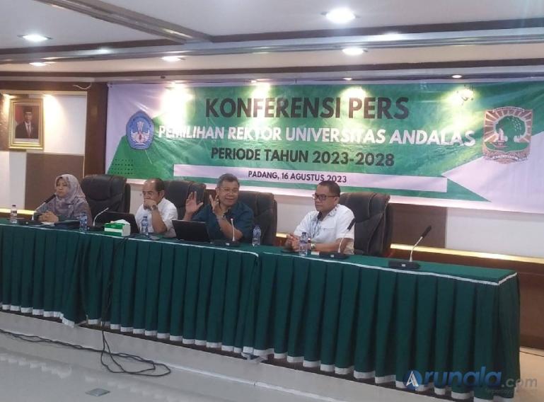 Konferensi pers Pemilihan Rektor Unand Periode 2023-2028 di gedung Rektorat Unand, Rabu (16/8). (Foto : Fajril)