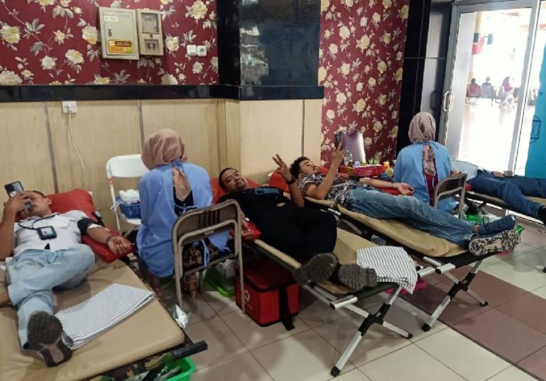 Pelaksanaan donor darah yang diadakan DPC SP II BIM dalam rangkaian memeriahkan HUT ke-24 BIM, kemarin. (Dok : Istimewa)