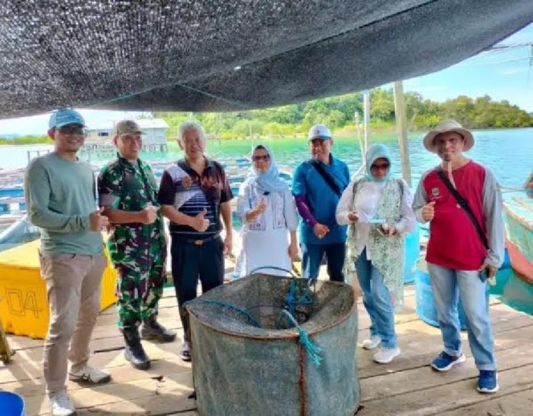 Kepala DKP Sumbar, Dr Ir Reti Wafda MTp saat meninjau salah satu potensi budidaya lobster. (Dok : Istimewa)