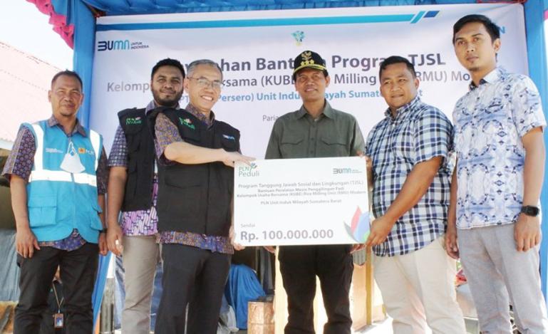 Senior Manager Keuangan, Komunikasi dan Umum (KKU) PLN UIW Sumbar, Cipto Adi Sumartono disaksikan Wako Genius Umar saat serahkan bantuan alat rice miling bagi dua KUBE di Kota Pariaman, Kamis siang (9/6). (Dok : Istimewa)