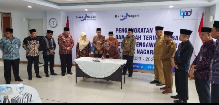 Prosesi pengangkatan dan serah terima jabatan Dewan Pengawas Syariah Bank Nagari, Senin (29/5). (Dok : Istimewa)