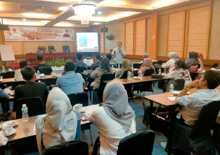Praktisi Pariwisata Sumbar, Joni Mardianto SS MPar, saat menjadi narasumber Bimbingan Teknis Sadar Wisata di Hotel Axana Padang, Sabtu (26/8). (Dok : Istimewa)