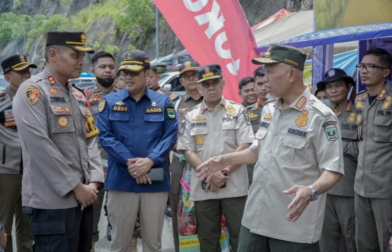 Gubernur Mahyeldi didampingi Kadis Perhubungan Sumbar, Dedy Diantolani dan lainnya tinjau kesiapan Posko Lebaran di beberapa titik di Sumbar, Jumat (21/4). (Dok : Istimewa)