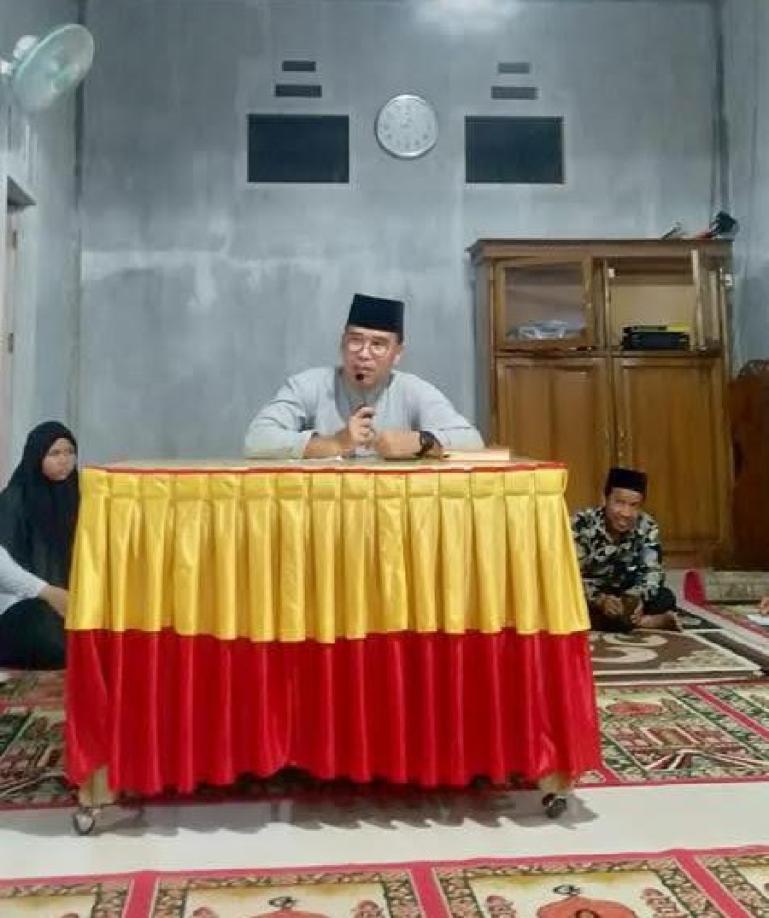 Senator asal Sumbar, Alirman Sori ketika berikan sambutan saat peringati Isra Miraj Nabi Muhammad SAW di Musala Baitul Khairat, Sabtu malam (25/2). (Dok : Istimewa)