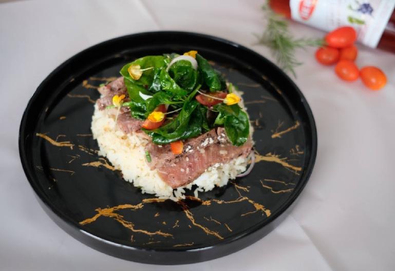 Salah satu sajian menu beef steak di Hotel Santika Premiere Padang. (Dok : Istimewa)
