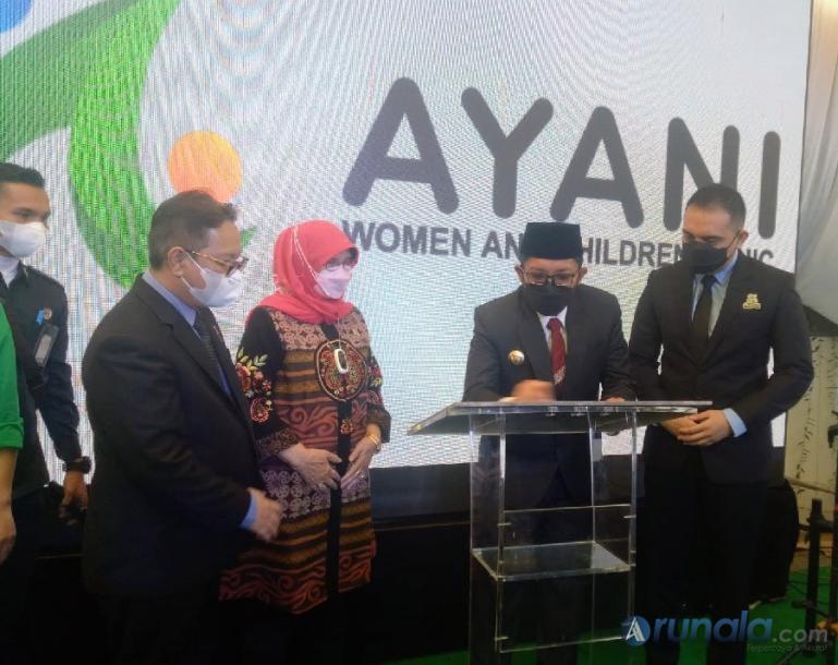 Wali Kota Padang Hendri Septa didampingi Anggota DPD RI Emma Yohanna, Komisaris Utama Dr dr Dovy Djanas SpOG KFM, Komisaris Ade Rezki Pratama saat menandatangani prasasti pertanda diresmikannya AYani Women and Children Clinic, Selasa (17/5). (Foto :  Fajril)
