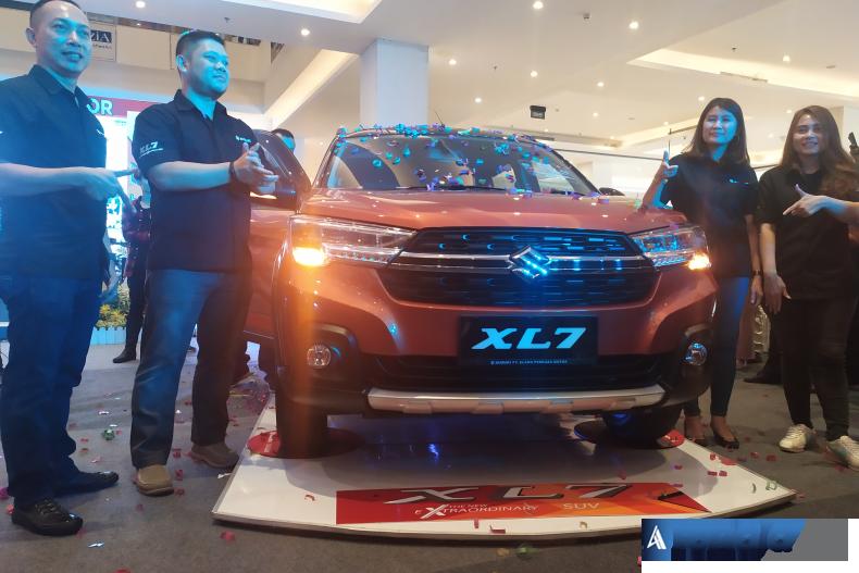 Direktur EPM Albert Gani bersama GM EPM Ivan Riki Saeful dan pihak PT SIS meluncurkan Suzuki XL7 di Transmart Padang, Sabtu siang (29/2). (Foto : dyz)