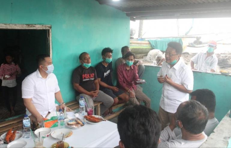 Cawagub Sumbar Indra Catri saat diskusi sekaligus menampung aspirasi para nelayan Pasie Nan Tigo, Kota Padang, Jumat (30/10). (Dok : Istimewa)