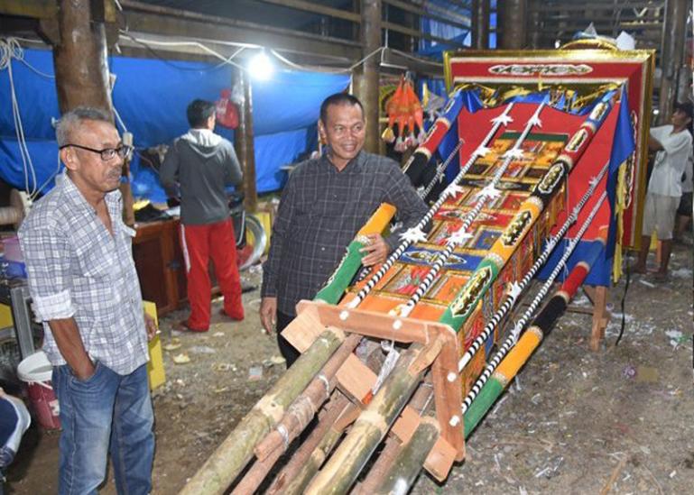 Wako Genius Umar menyaksikan pembuatan Tabuik yang dilakukan warga jelang puncak hoyak Tabuik, Sabtu malam (29/7). (Dok : Istimewa)