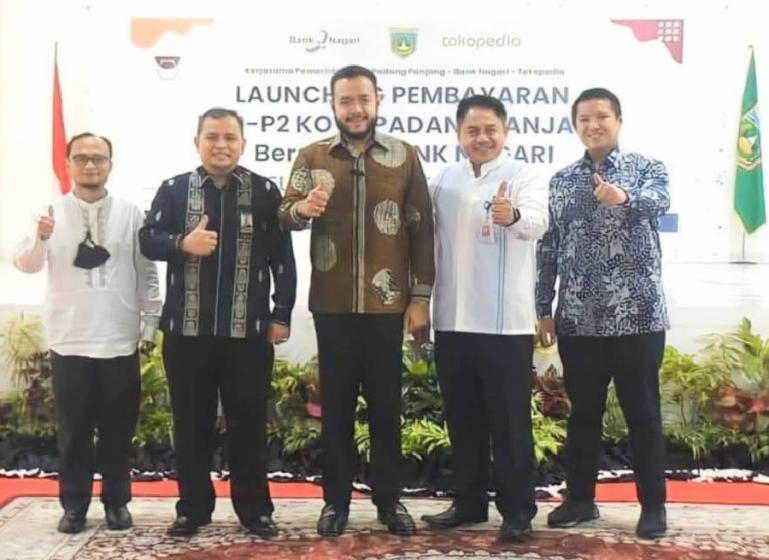 Wali Kota Padangpanjang Fadly Amran bersama Deputi Kepala Perwakilan Bank Indonesia Sumbar Dadang Arif Kusuma, Direktur Utama Bank Nagari diwakili Pemimpin Divisi Pemasaran Hardi Putra, Pemimpin Divisi Publik dan Hubungan Pemda Tokopedia Emmiryzan. (Dok : Istimewa)