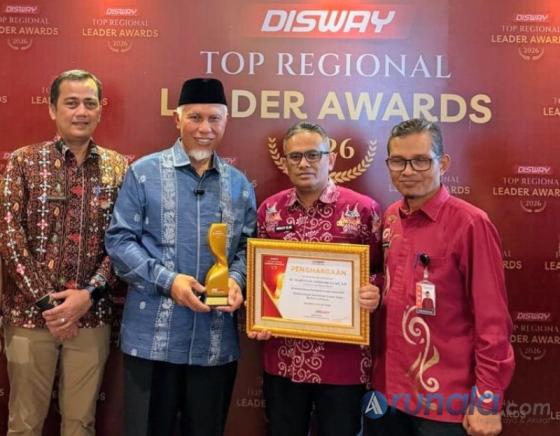 Gubernur Mahyeldi bersama pejabat dilingkup Pemprov Sumbar setelah menerima penghargaan dari DNN ini di Hotel JW Marriott Jakarta, Kamis (11/6/2026). IST