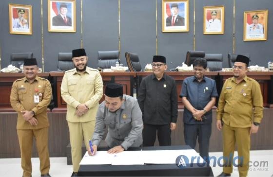 Ketua DPRD Kota Padang, Muharlion tanda tangani nota Rancangan Kebijakan Umum Anggaran dan Prioritas Plafon Anggaran Sementara (KUA-PPAS) Tahun Anggaran 2027, Senin (31/8/2026). IST