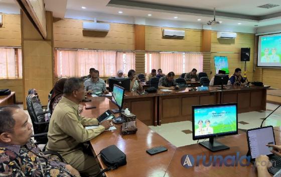 Rombongan Komisi I DPRD Sumbar ikuti sesi diskusi menyangkut program Gerbang Desa di Dinas PMD Jabar. (Dok : Istimewa)