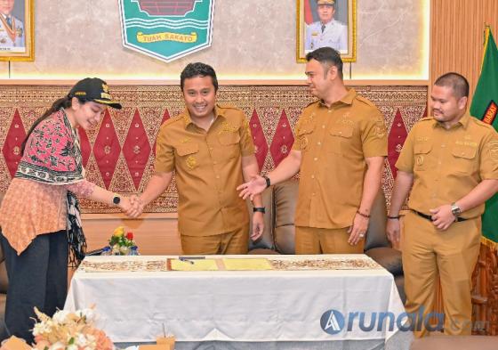 Wagub Vasko saling bersalam dengan tiga kepala daerah di Sumbar seusai tanda tangani komitmen bersama, Senin (6/7/2026). IST