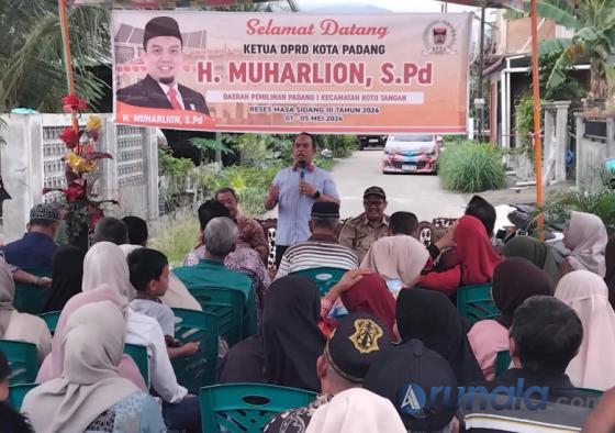 Ketua DPRD Kota Padang, Muharlion berdialog dengan masyarakat Kelurahan Dadok Tunggul Hitam, Kecamatan Koto Tangah, Kota Padang saat reses, Senin (4/5/2026). IST