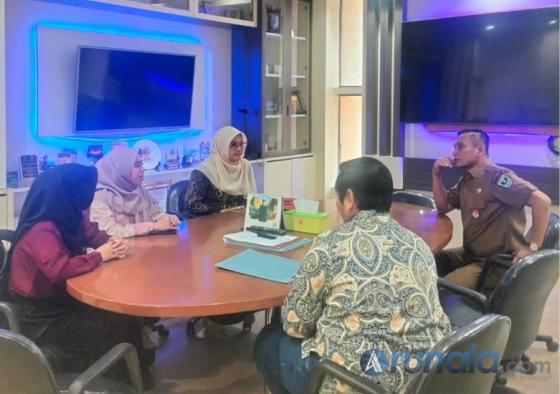 Kepala Dinas Koperasi dan UMKM Sumbar, Endrizal berdiskusi dengan tim terkait pembentukan KMP di Sumbar. IST