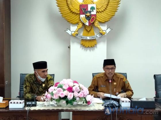 Sekretaris DPRD Sumbar, Raflis bersama ketua rombongan Bamus DPRD Pessel, Alkisman.