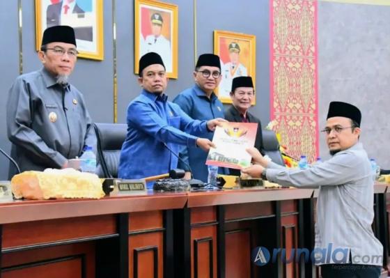 Ketua DPRD Kota Padang Muharlion serahkan dokumen Ranperda tentang LKPD Wali Kota Padang 2025 kepada Sekretaris DPRD Kota Padang Hendrizal Azhar, Sabtu (6/6/2026). IST