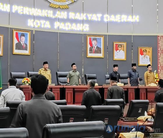 Ketua DPRD Kota Padang Muharlion membuka rapat paripurna dewan pada Senin (9/3/2026). (dok : arunala.com)