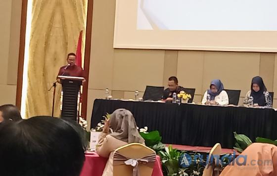 Kepala Sekretariat Bawaslu Sumbar, Karnalis Kamaruddin paparkan tujuan bimtek kepada para peserta, Minggu (11/9). (Foto : Arzil)