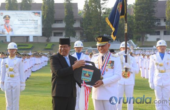 Gubernur Sumbar, Mahyeldi Ansharullah serahkan kenang-kenangan kepada Rektor IPDN, Halilul Khairi, Rabu (5/8/2026). IST