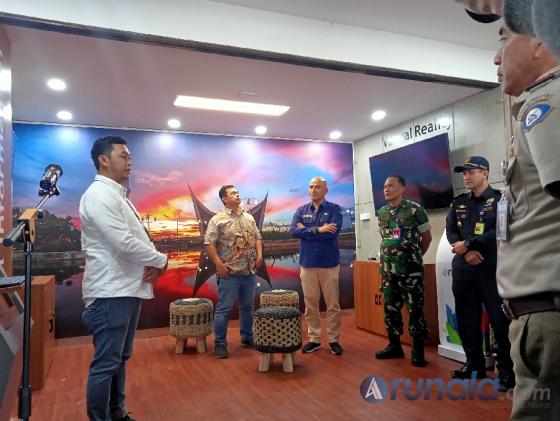 EGM AP II BIM, Siswanto Kadispar Sumbar, Luhur Budianda dan stakeholder dengarkan penjelasan dari pihak AP II terkait keberadaan TAC di BIM, Selasa sore (13/12). (Foto : Arzil)
