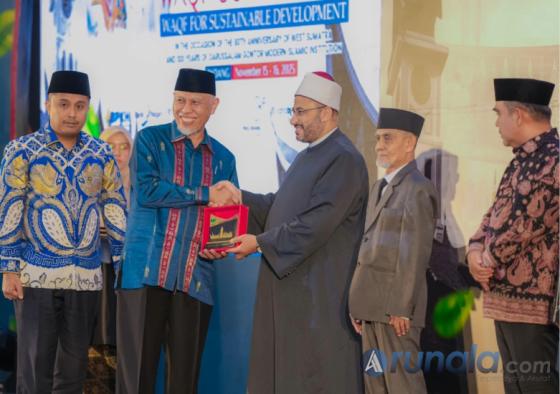Gubernur Sumbar Mahyeldi  serahkan kenang-kenangan kepada utusan internasional yang mewakili dunia Islam pada Konferensi Wakaf Internasional 2025 di Kota Padang, Sabtu (15/11/2025). IST