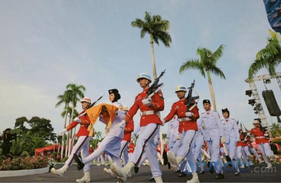 Pasukan pengibar bendera bersiap kibarkan bendera Merah Putih pada upacara peringatan HUT ke-81 Kemerdekaan Republik Indonesia di halaman Istana Gubernur Sumbar, Senin pagi (17/8/2026). IST