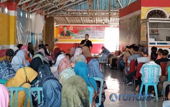 Peserta dengarkan paparan Alirman Sori menyangkut materi sosialisasi, Sabtu (17/12). (Dok : Istimewa)