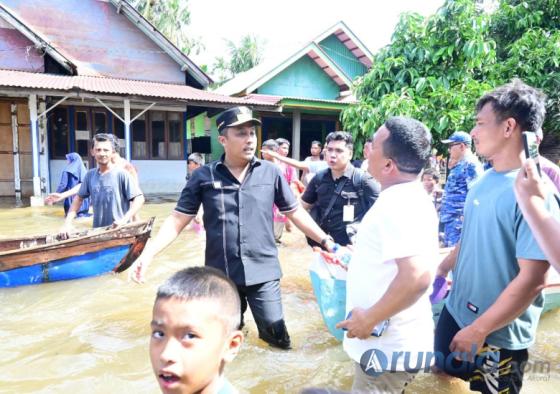 Wakil Gubernur Sumbar, Vasko Ruseimy dengan respons cepat langsung meninjau lokasi terdampak banjir dan rela berbasah-basah guna memastikan kondisi warga yang terdampak. IST