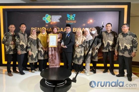 Direktur SDM, Pendidikan dan Umum RSUP dr M Djamil Padang Dr dr Dovy Djanas SpOG KFM MARS, bersama jajaran setelah terima penghargaan di Jakarta, Rabu (23/11). (Dok : Istimewa)