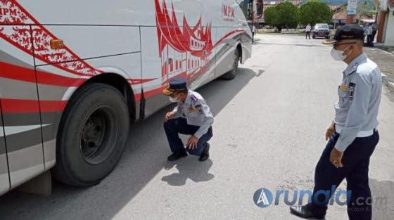 Kepala Dinas Perhubungan Sumbar, Heri Noviardi cek kelaikan salah satu bus trayek Padang-Jakarta di Terminal Solok, Jumat (22/4). (Dok : Istimewa)