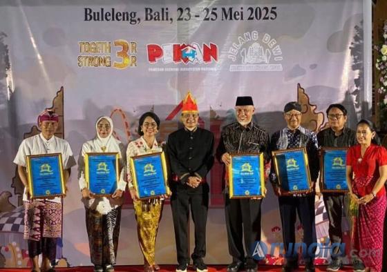 Gubernur Sumbar, Mahyeldi Ansharullah bersama para peraih penghargaan usai menerima piagam penghargaan dari DPP IHSA.