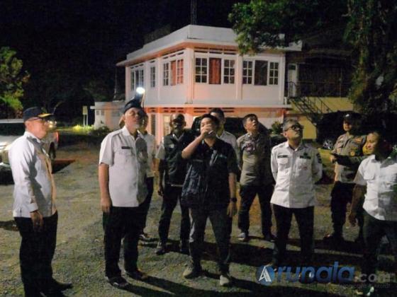 Gubernur Mahyeldi didamping Kepala Dishub Sumbar dan perwakilan pihak Telkomsel membahas masalah teknis keberadaan BTS Telkomsel di kawasan Sitinjau Lauik, Kota Padang, Rabu (25/3/2026). IST