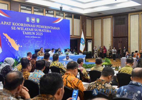 Kepala deaeran se Sumatera yang hadir dalam rakor pemerintahan se Sumatera di Batam, Kepulauan Riau, Minggu (21/9/2025). IST