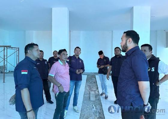 Ketua DPW Partai NasDem Sumbar, Fadly Amran meninjau persiapan peresmian NasDem Tower Sumbar yang terletak di Jalan Veteran Padang, Rabu sore (26/7). (Dok : Istimewa)
