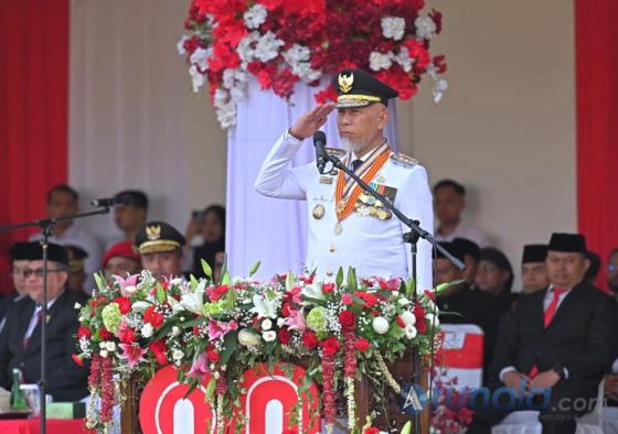 Gubernur Sumbar, Mahyeldi Ansharullah berikan penghormatan saat pengibaran bendera Merah Putih, Minggu (17/8/2025). IST