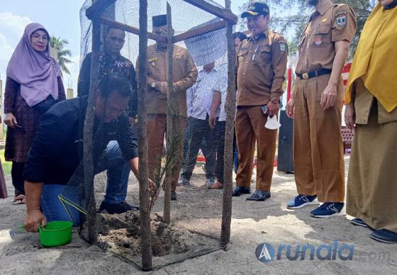 EGM AP II BIM, Siswanto tanam cemara laut dalam program TJSL AP II BIM di Pasie Jambak, Kota Padang, Selasa (27/9). (Foto : Arzil)