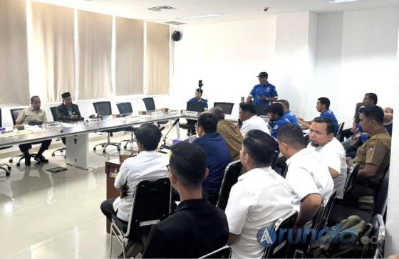 Ketua DPRD Kota Padang, Muharlion Bersama ketua Komisi IV, Buya Iskandar dengarkan masukan para pihak yang hadir dalam RDP darurat yang digelar di ruang Komisi IV DPRD Kota Padang, Senin (26/10/2026). IST